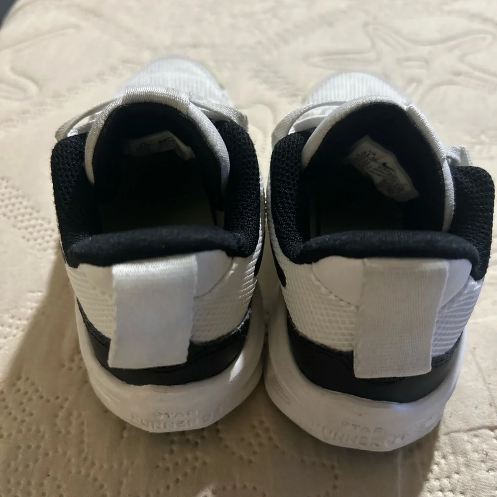 Nike Star Runner 4 White Black Kids Preschool Running Size 11.5